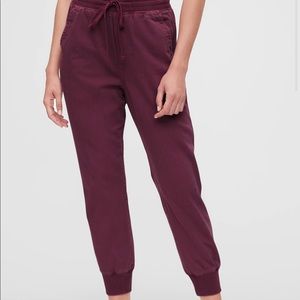 NWT Gap Soft Woven Joggers in Shiraz Red